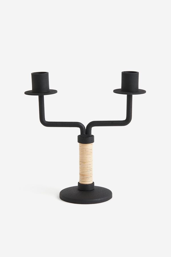 Candelabro de metal y rattan