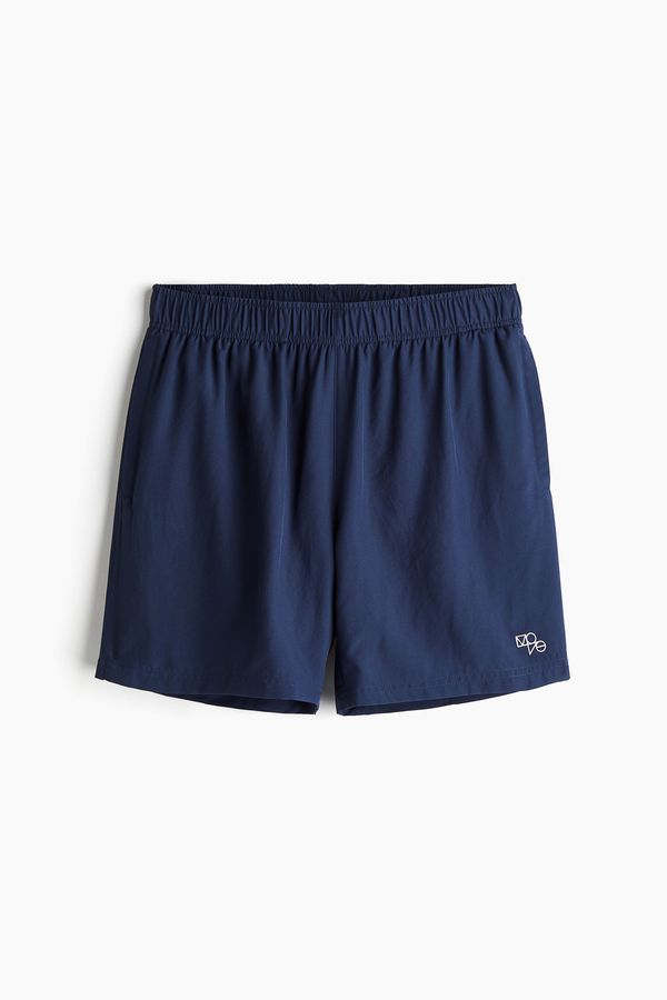 Short deportivo a media pierna en DryMove™