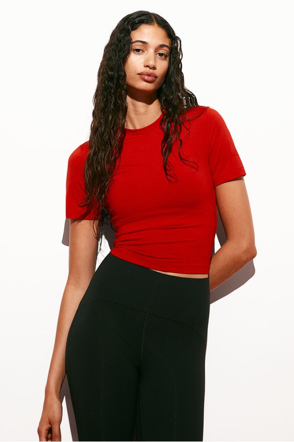 Remera deportiva cropped en DryMove™